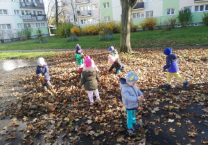 Dzieci bawią się w ogrodzie przedszkolnym